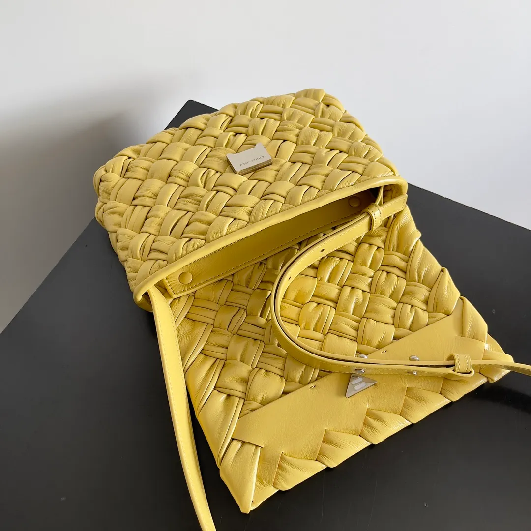 Batch 2360 BOTTEGA VENETA's new RUMPLE MESSENGER handbag and crossbody bag. Same style for men and women. Silk scarf pleated weaving technology, very artistic beauty. Good-looking bags for both men and women. Inverted triangle metal buckle. Stylish and stylish. The pleated technology feels great. Adjustable length. Can be worn on one shoulder or crossbody. Ribbon weaving + the latest rumple bag type is different from the traditional small square and large square weaving. This weaving method enhances the delicacy and luster of the leather by amplifying the texture of the leather. It subverts the tradition with a new technique and gives the woven bag a new image. The most luxurious craftsmanship. Practical and versatile. Only by wearing it yourself can you experience its lightness and comfort. Style number: 787113 Size: 21*14*5cm